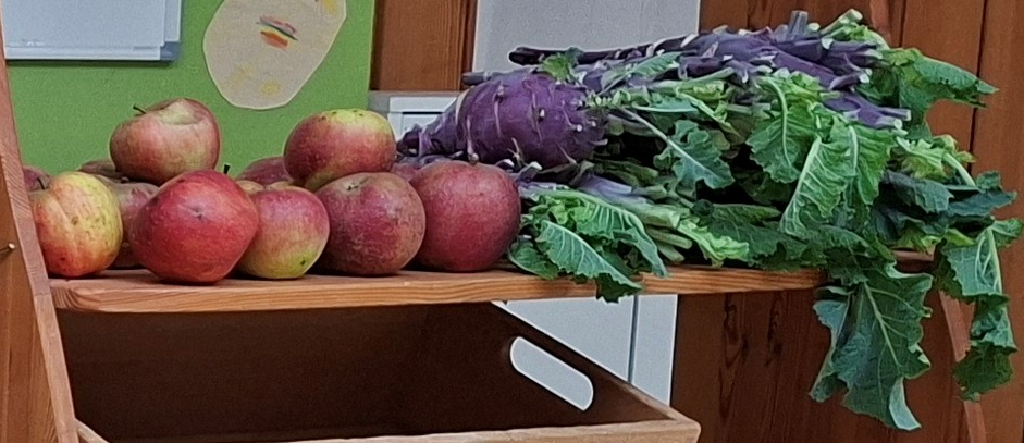 Äpfel und lila Kohl